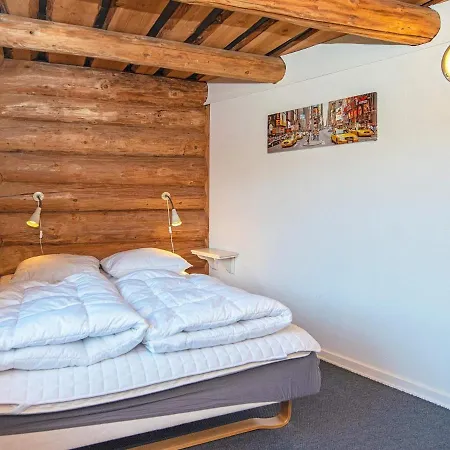 18 Person In Ansager